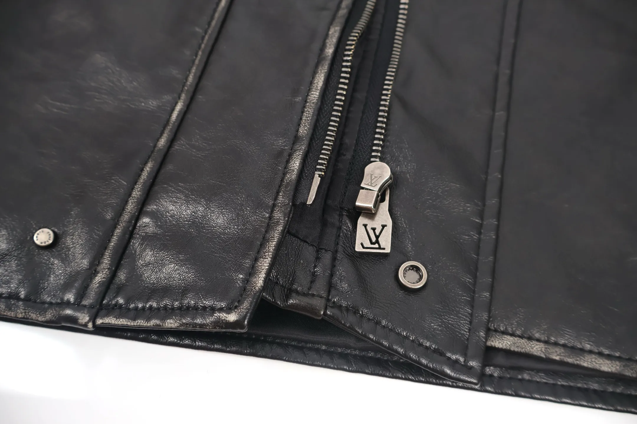 🅿️860 1v Distressed leather jacket with oblique buttons. Original purchase and development for 52,500. The surface fabric is two-layer cowhide combined with a ginger base. It is original after coloring. Custom-woven plaid lining (different from the version on the market). Logo stamp on the back collar. Customized middle leather label. Customized No. 4 zipper puller. Placket zipper. The finished garment is purely artificially distressed and color-polished. It is very labor-consuming. Customized accessories. When Louis Vuitton's centuries-old craftsmanship meets avant-garde design, this leather jacket becomes a subversive work in the luxury fashion world. The distressed leather is engraved with the traces of time, but the deconstructed tailoring with slanted lapels bursts out rebellious tension; the classic Monogram is hidden in the texture, and the metal accessories are like modern stars that cut through the retro atmosphere. It is LV's bold reconstruction of traditional luxury products - injecting the uninhibited soul of the street into the Paris Fashion Week show genes, making every texture tell the avant-garde attitude of "classics can also be exceptional". Size:S-M-L